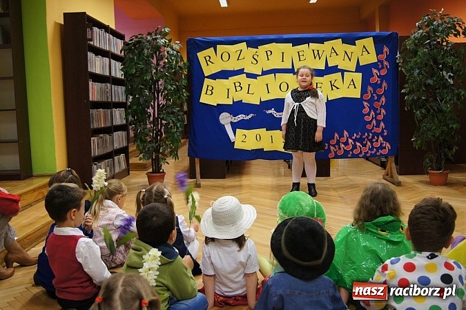 Zdjęcie w galerii na portalu naszraciborz.pl: Rozśpiewane przedszkolaki w bibliotece w Nędzy wiadomości z regionu
