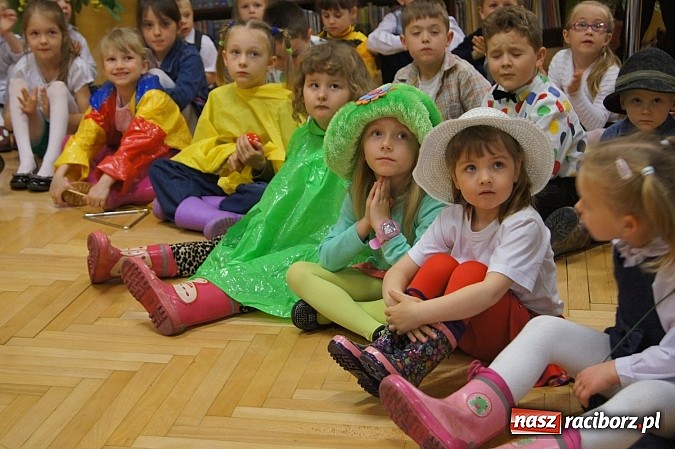 Zdjęcie w galerii na portalu naszraciborz.pl: Rozśpiewane przedszkolaki w bibliotece w Nędzy wiadomości z regionu