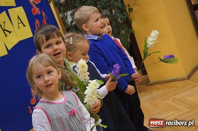 Zdjęcie w galerii na portalu naszraciborz.pl: Rozśpiewane przedszkolaki w bibliotece w Nędzy wiadomości z regionu