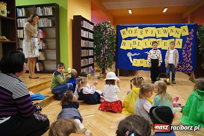 Zdjęcie w galerii na portalu naszraciborz.pl: Rozśpiewane przedszkolaki w bibliotece w Nędzy wiadomości z regionu