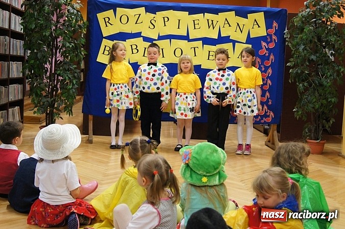 Zdjęcie w galerii na portalu naszraciborz.pl: Rozśpiewane przedszkolaki w bibliotece w Nędzy wiadomości z regionu