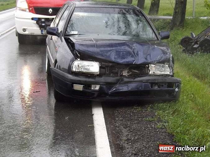 Zdjęcie w galerii na portalu naszraciborz.pl: Dachowanie fiata na trasie Racibórz-Pietrowice Wielkie. W seicento uderzyło vento wiadomości z regionu