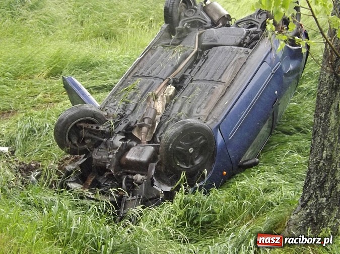Zdjęcie w galerii na portalu naszraciborz.pl: Dachowanie fiata na trasie Racibórz-Pietrowice Wielkie. W seicento uderzyło vento wiadomości z regionu