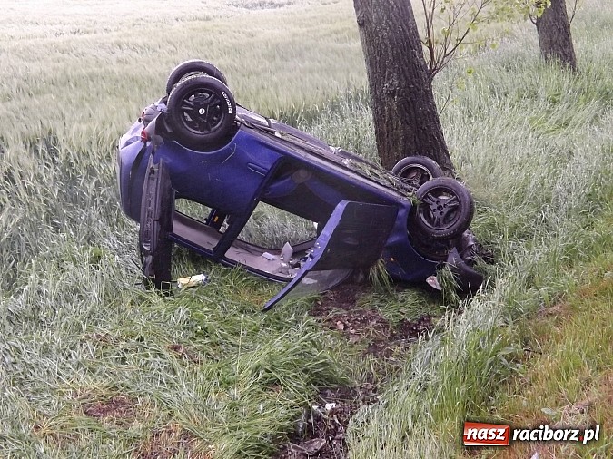 Zdjęcie w galerii na portalu naszraciborz.pl: Dachowanie fiata na trasie Racibórz-Pietrowice Wielkie. W seicento uderzyło vento wiadomości z regionu