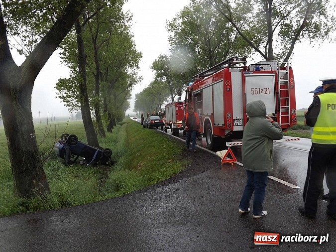 Zdjęcie w galerii na portalu naszraciborz.pl: Dachowanie fiata na trasie Racibórz-Pietrowice Wielkie. W seicento uderzyło vento wiadomości z regionu
