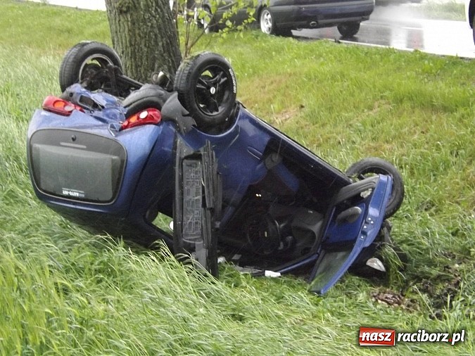 Zdjęcie w galerii na portalu naszraciborz.pl: Dachowanie fiata na trasie Racibórz-Pietrowice Wielkie. W seicento uderzyło vento wiadomości z regionu