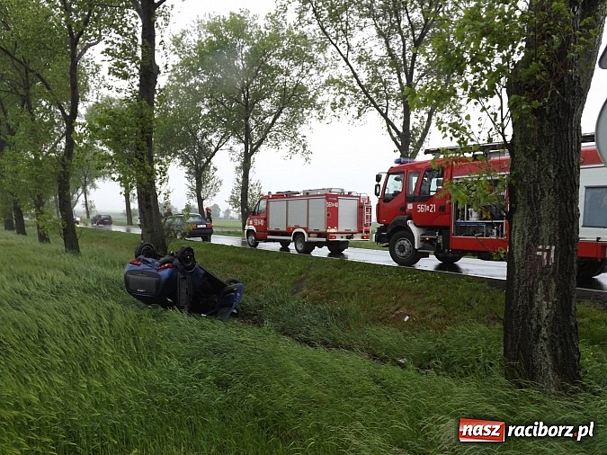 Zdjęcie w galerii na portalu naszraciborz.pl: Dachowanie fiata na trasie Racibórz-Pietrowice Wielkie. W seicento uderzyło vento wiadomości z regionu