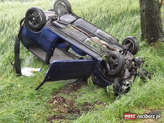 Zdjęcie w galerii na portalu naszraciborz.pl: Dachowanie fiata na trasie Racibórz-Pietrowice Wielkie. W seicento uderzyło vento wiadomości z regionu