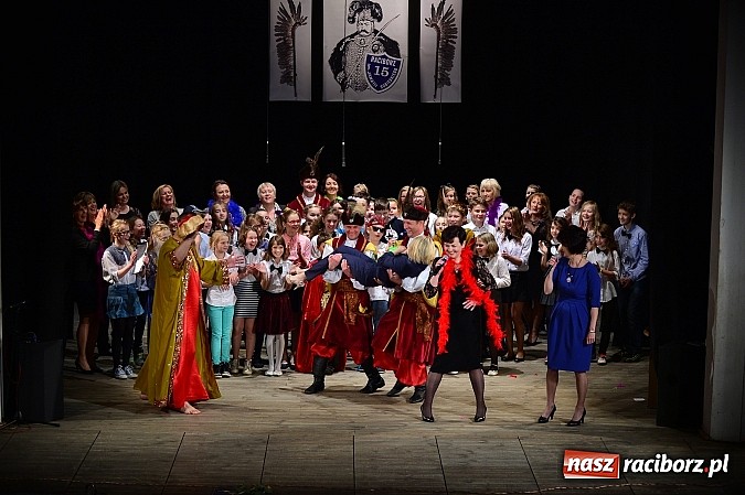 Zdjęcie w galerii na portalu naszraciborz.pl: SP 15 obchodzi dziś 30. urodziny! Casting na Sobieskiego dla gości solenizantki wiadomości z regionu