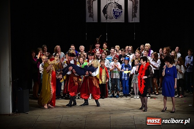 Zdjęcie w galerii na portalu naszraciborz.pl: SP 15 obchodzi dziś 30. urodziny! Casting na Sobieskiego dla gości solenizantki wiadomości z regionu