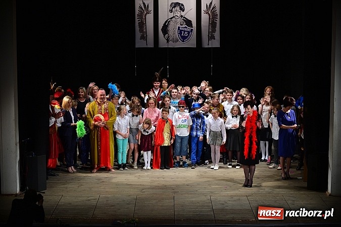 Zdjęcie w galerii na portalu naszraciborz.pl: SP 15 obchodzi dziś 30. urodziny! Casting na Sobieskiego dla gości solenizantki wiadomości z regionu