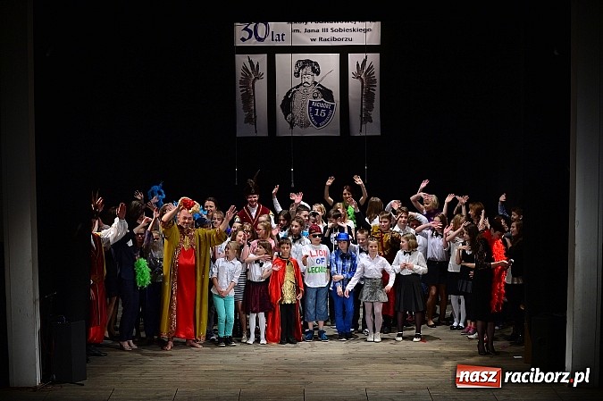 Zdjęcie w galerii na portalu naszraciborz.pl: SP 15 obchodzi dziś 30. urodziny! Casting na Sobieskiego dla gości solenizantki wiadomości z regionu