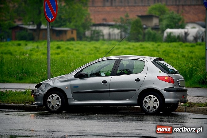 Zdjęcie w galerii na portalu naszraciborz.pl: Na Łąkowej kierowcy spoza Raciborza nie patrzą na znaki. Czech uderzył dziś w peugeota wiadomości z regionu