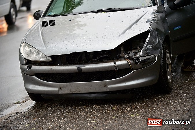 Zdjęcie w galerii na portalu naszraciborz.pl: Na Łąkowej kierowcy spoza Raciborza nie patrzą na znaki. Czech uderzył dziś w peugeota wiadomości z regionu