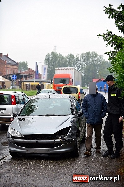 Zdjęcie w galerii na portalu naszraciborz.pl: Na Łąkowej kierowcy spoza Raciborza nie patrzą na znaki. Czech uderzył dziś w peugeota wiadomości z regionu