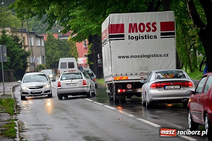 Zdjęcie w galerii na portalu naszraciborz.pl: Na Łąkowej kierowcy spoza Raciborza nie patrzą na znaki. Czech uderzył dziś w peugeota wiadomości z regionu