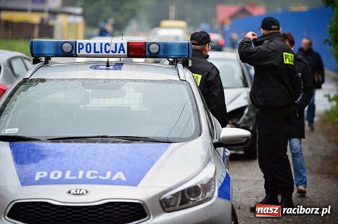 Zdjęcie w galerii na portalu naszraciborz.pl: Na Łąkowej kierowcy spoza Raciborza nie patrzą na znaki. Czech uderzył dziś w peugeota wiadomości z regionu