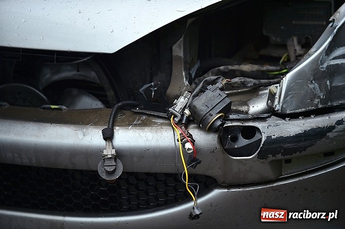 Zdjęcie w galerii na portalu naszraciborz.pl: Na Łąkowej kierowcy spoza Raciborza nie patrzą na znaki. Czech uderzył dziś w peugeota wiadomości z regionu