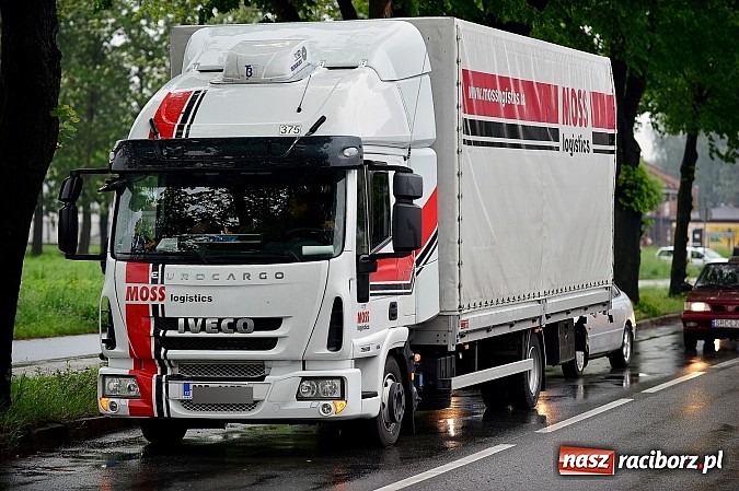 Zdjęcie w galerii na portalu naszraciborz.pl: Na Łąkowej kierowcy spoza Raciborza nie patrzą na znaki. Czech uderzył dziś w peugeota wiadomości z regionu