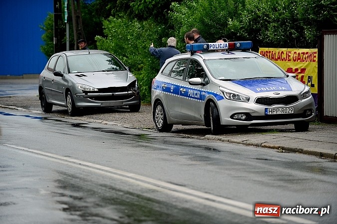 Zdjęcie w galerii na portalu naszraciborz.pl: Na Łąkowej kierowcy spoza Raciborza nie patrzą na znaki. Czech uderzył dziś w peugeota wiadomości z regionu