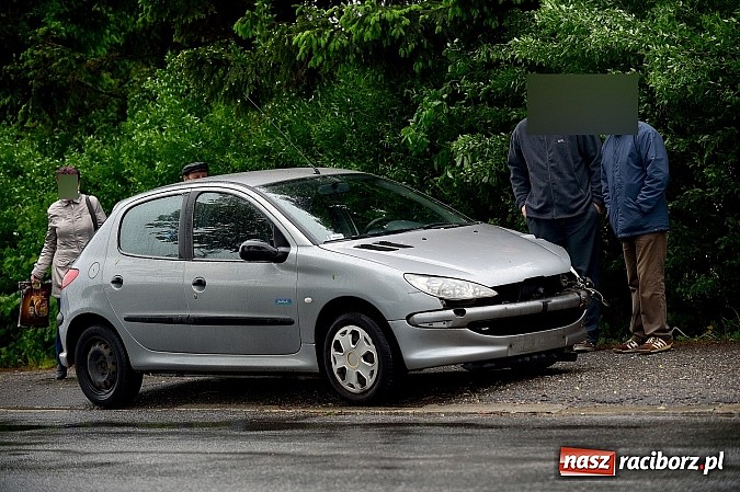 Zdjęcie w galerii na portalu naszraciborz.pl: Na Łąkowej kierowcy spoza Raciborza nie patrzą na znaki. Czech uderzył dziś w peugeota wiadomości z regionu