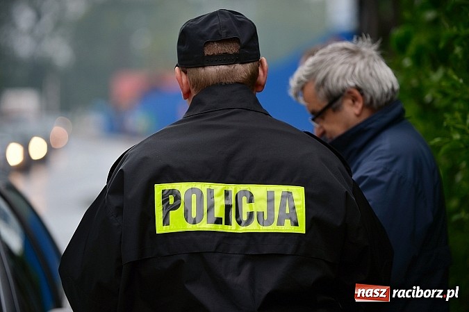 Zdjęcie w galerii na portalu naszraciborz.pl: Na Łąkowej kierowcy spoza Raciborza nie patrzą na znaki. Czech uderzył dziś w peugeota wiadomości z regionu