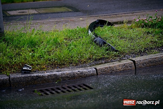 Zdjęcie w galerii na portalu naszraciborz.pl: Na Łąkowej kierowcy spoza Raciborza nie patrzą na znaki. Czech uderzył dziś w peugeota wiadomości z regionu