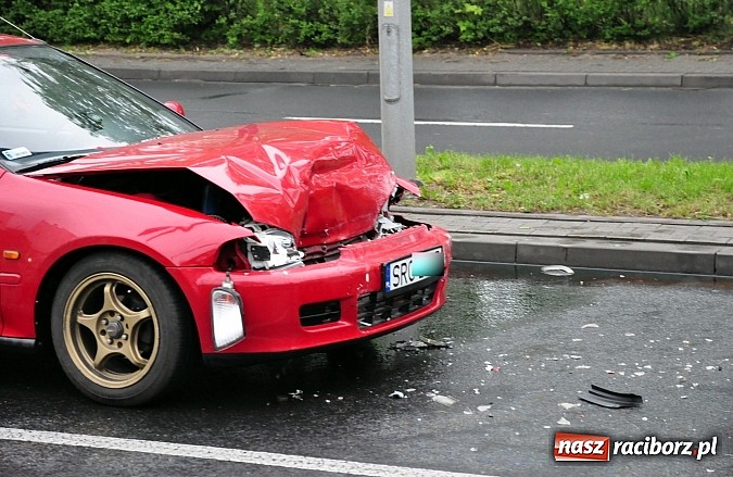 Zdjęcie w galerii na portalu naszraciborz.pl: Pechowy piątek. Wypadek i seria kolizji. Na Reymonta honda uderzyła w skodę wiadomości z regionu