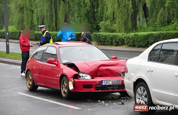 Zdjęcie w galerii na portalu naszraciborz.pl: Pechowy piątek. Wypadek i seria kolizji. Na Reymonta honda uderzyła w skodę wiadomości z regionu