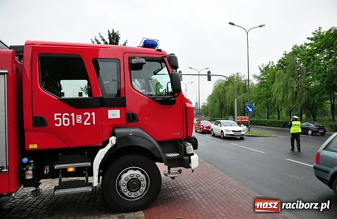 Zdjęcie w galerii na portalu naszraciborz.pl: Pechowy piątek. Wypadek i seria kolizji. Na Reymonta honda uderzyła w skodę wiadomości z regionu