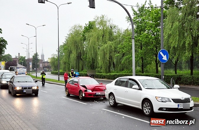 Zdjęcie w galerii na portalu naszraciborz.pl: Pechowy piątek. Wypadek i seria kolizji. Na Reymonta honda uderzyła w skodę wiadomości z regionu