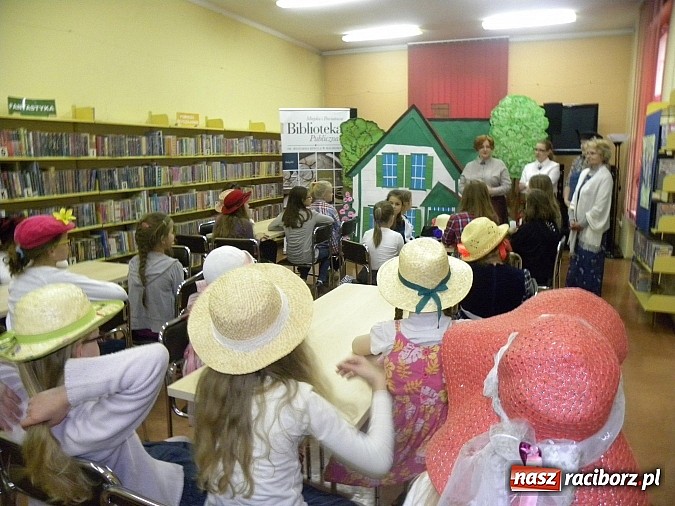 Zdjęcie w galerii na portalu naszraciborz.pl: Zielona herbatka w książnicy  wiadomości z regionu