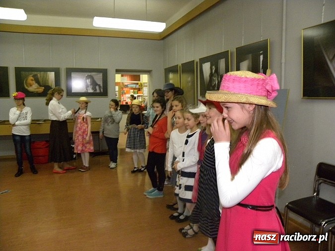 Zdjęcie w galerii na portalu naszraciborz.pl: Zielona herbatka w książnicy  wiadomości z regionu