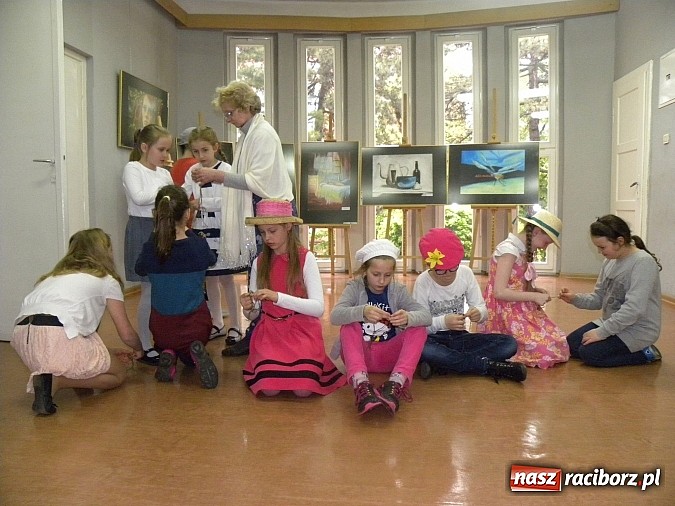 Zdjęcie w galerii na portalu naszraciborz.pl: Zielona herbatka w książnicy  wiadomości z regionu