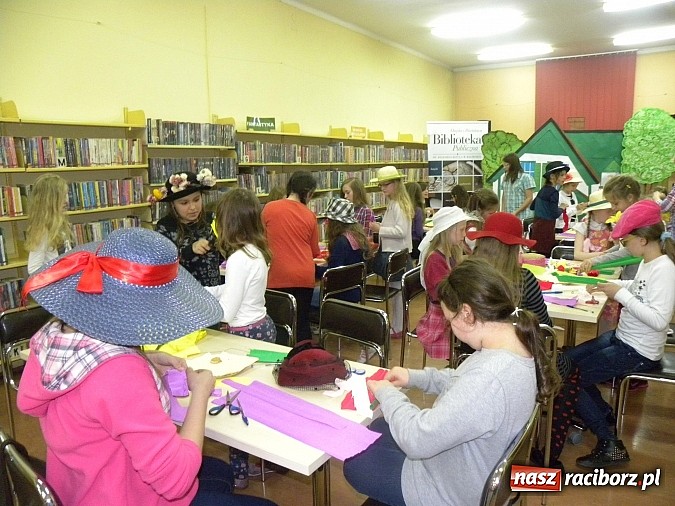 Zdjęcie w galerii na portalu naszraciborz.pl: Zielona herbatka w książnicy  wiadomości z regionu