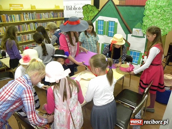 Zdjęcie w galerii na portalu naszraciborz.pl: Zielona herbatka w książnicy  wiadomości z regionu