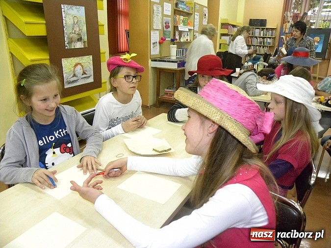 Zdjęcie w galerii na portalu naszraciborz.pl: Zielona herbatka w książnicy  wiadomości z regionu