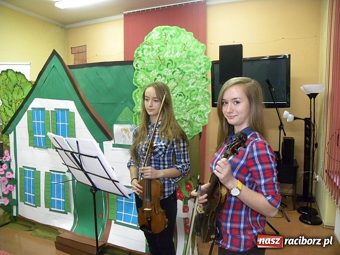 Zdjęcie w galerii na portalu naszraciborz.pl: Zielona herbatka w książnicy  wiadomości z regionu