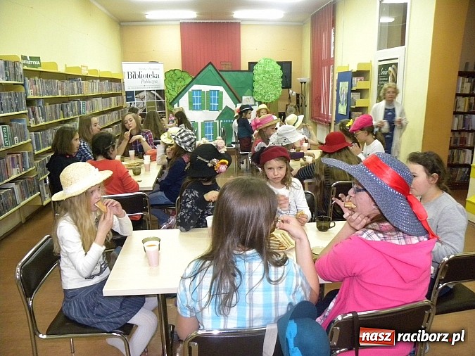 Zdjęcie w galerii na portalu naszraciborz.pl: Zielona herbatka w książnicy  wiadomości z regionu