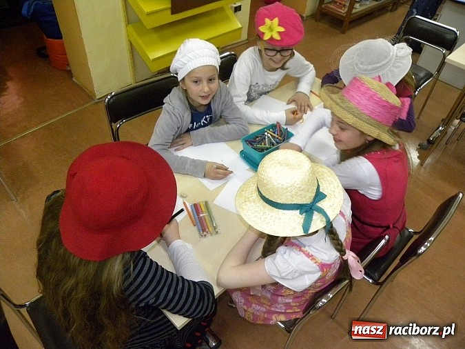 Zdjęcie w galerii na portalu naszraciborz.pl: Zielona herbatka w książnicy  wiadomości z regionu