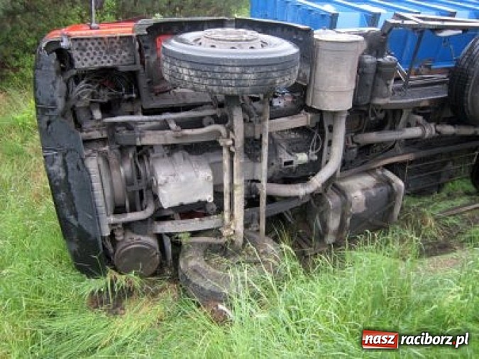 Zdjęcie w galerii na portalu naszraciborz.pl: Ciężarowy Man dachował w Rudach wiadomości z regionu