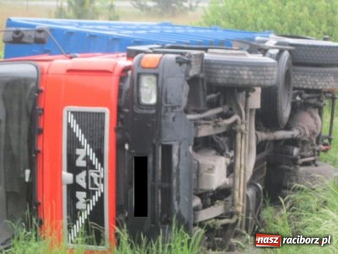 Zdjęcie w galerii na portalu naszraciborz.pl: Ciężarowy Man dachował w Rudach wiadomości z regionu