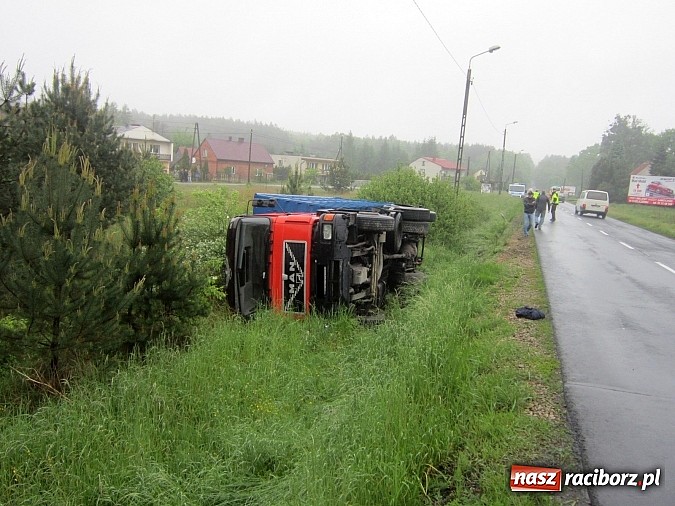 Zdjęcie w galerii na portalu naszraciborz.pl: Ciężarowy Man dachował w Rudach wiadomości z regionu