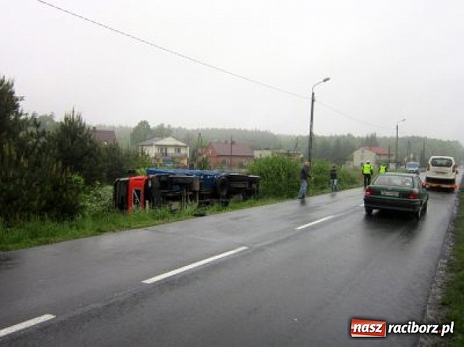 Zdjęcie w galerii na portalu naszraciborz.pl: Ciężarowy Man dachował w Rudach wiadomości z regionu