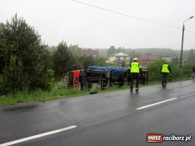 Zdjęcie w galerii na portalu naszraciborz.pl: Ciężarowy Man dachował w Rudach wiadomości z regionu