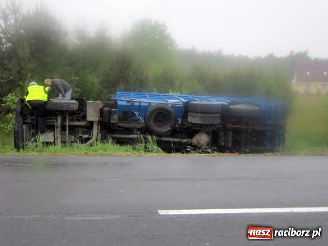 Zdjęcie w galerii na portalu naszraciborz.pl: Ciężarowy Man dachował w Rudach wiadomości z regionu