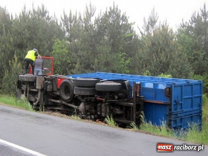 Zdjęcie w galerii na portalu naszraciborz.pl: Ciężarowy Man dachował w Rudach wiadomości z regionu