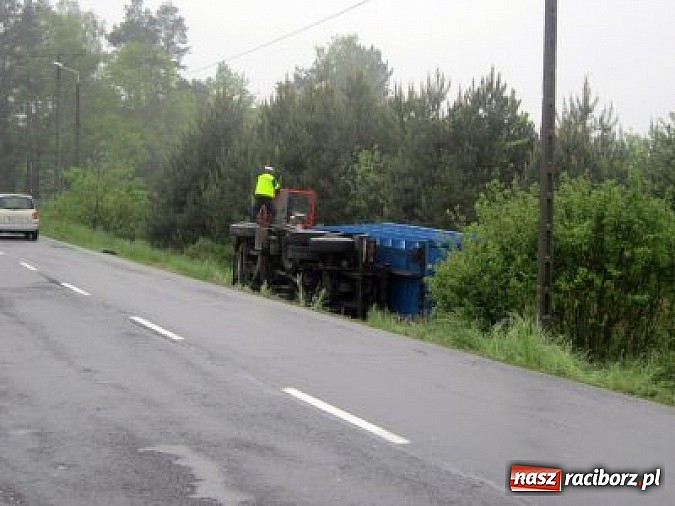 Zdjęcie w galerii na portalu naszraciborz.pl: Ciężarowy Man dachował w Rudach wiadomości z regionu