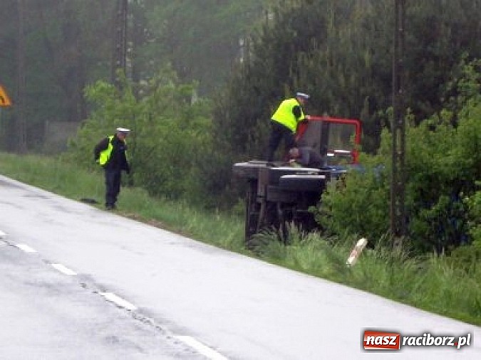 Zdjęcie w galerii na portalu naszraciborz.pl: Ciężarowy Man dachował w Rudach wiadomości z regionu
