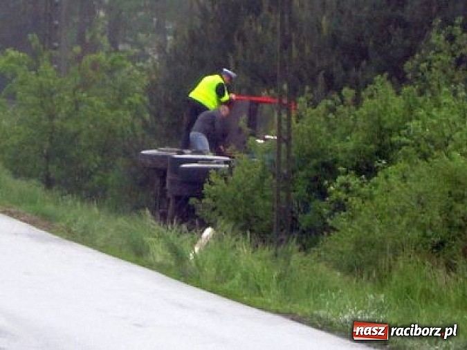 Zdjęcie w galerii na portalu naszraciborz.pl: Ciężarowy Man dachował w Rudach wiadomości z regionu